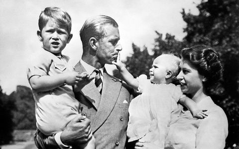 En 1960, le prince Philip (ci-dessus avec le prince Charles dans les bras) avait obtenu de son épouse la reine Elizabeth que leurs enfants portent le nom Mountbatten-Windsor