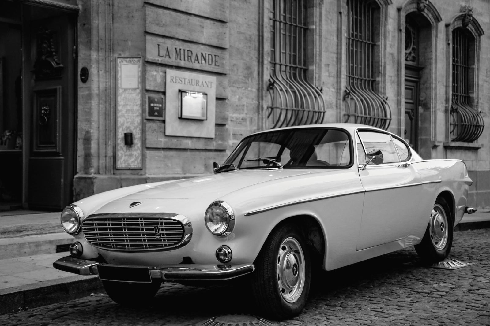 Au volant de la voiture du «Saint», la Volvo P1800 S 