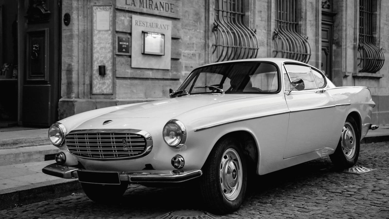 Volvo P1800 S, n° de série 183451028314, 10 cv-ES, mise en circulation le 2 janvier... Au volant de la voiture du «Saint», la Volvo P1800 S 