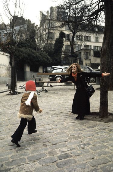 Avec Luigi, promenade d'automne à Montmartre, tout près de sa maison qu'elle surnomme la "chaussette".