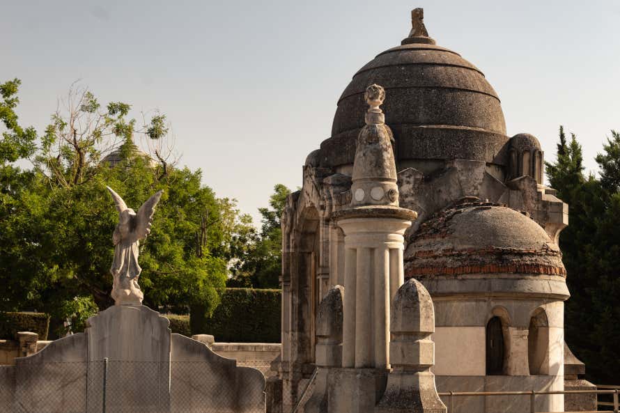 Dôme d'un mausolée et statues dans le cimetière de la Almudena de Madrid