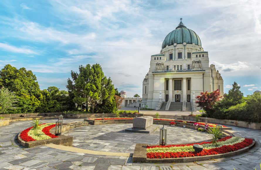 Église de style néoclassique et parvis avec des fleurs dans le cimetière central de Vienne