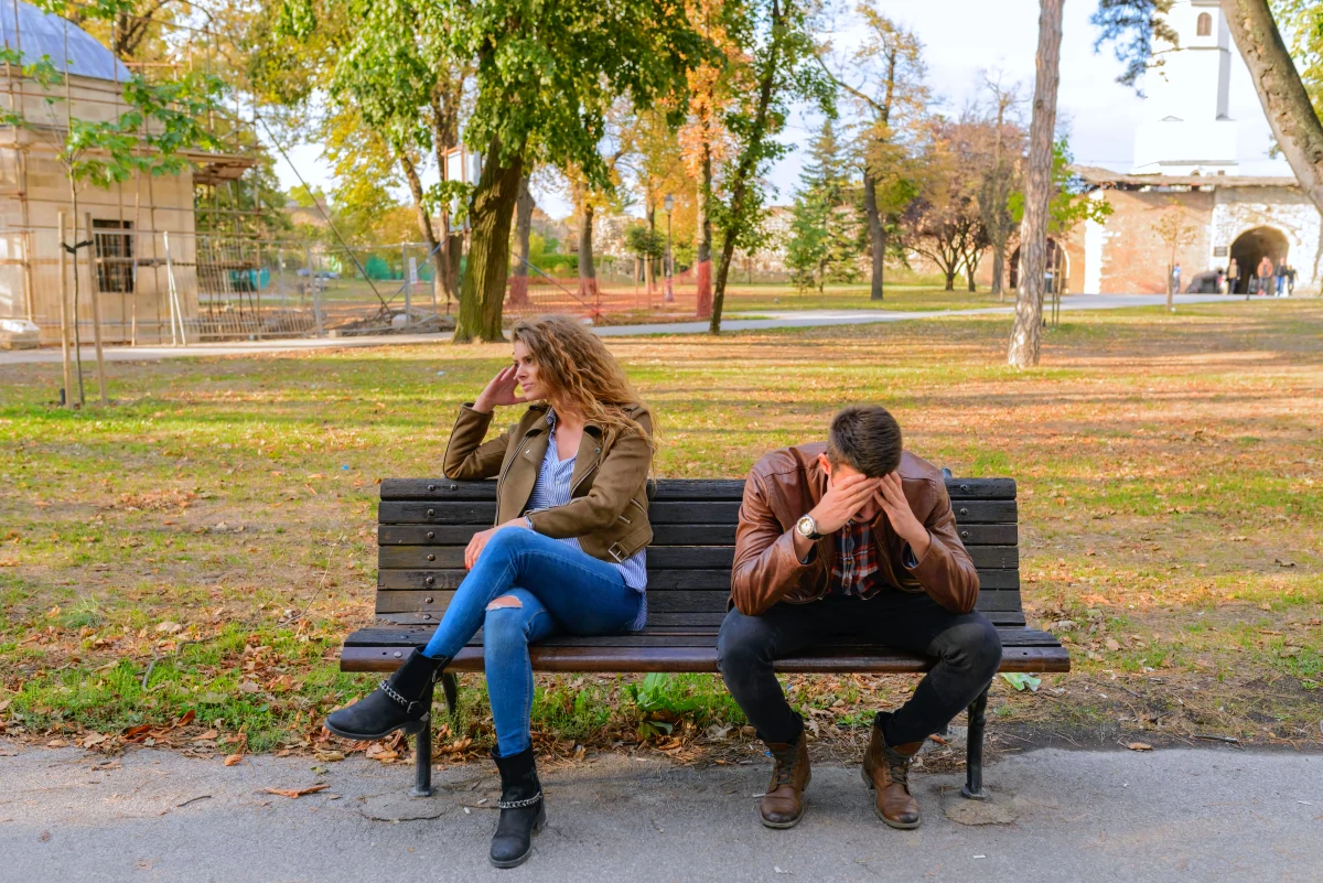 couple dans un parc sur un banc