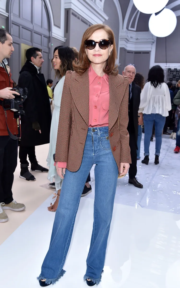 idée tenue isabelle huppert style look tendance mode pour femme de 60 ans jean blazer chemise