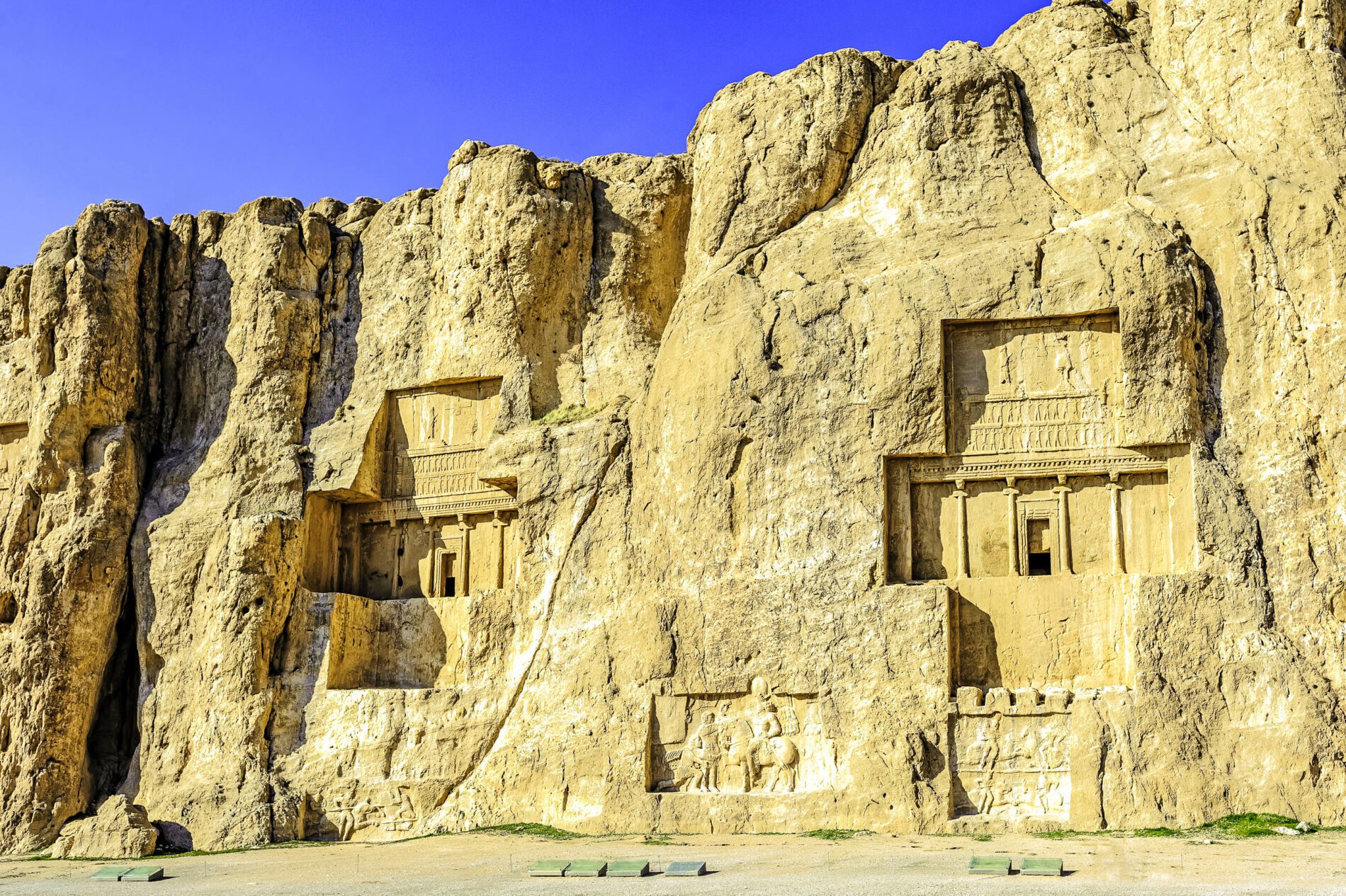 Les tombes royales et leurs reliefs rocheux ornementés sur le site archéologique de Naqsh-e Rostam, Iran - © Ko.Yo / Shutterstock