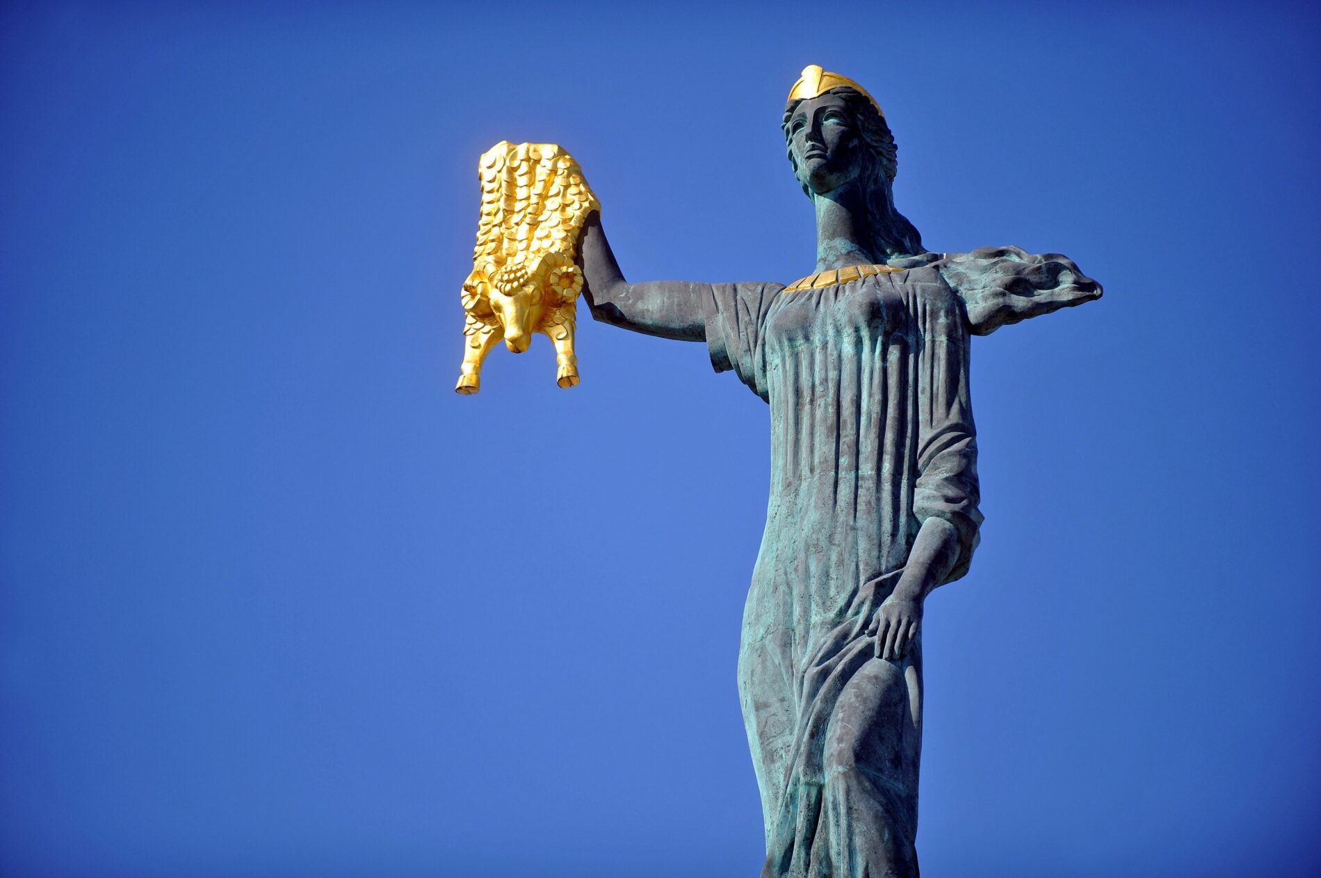 La statue de la princesse Médée tenant la toison d'or que Jason et ses Argonautes ont récupérée dans un jardin gardé par un dragon en Colchide.