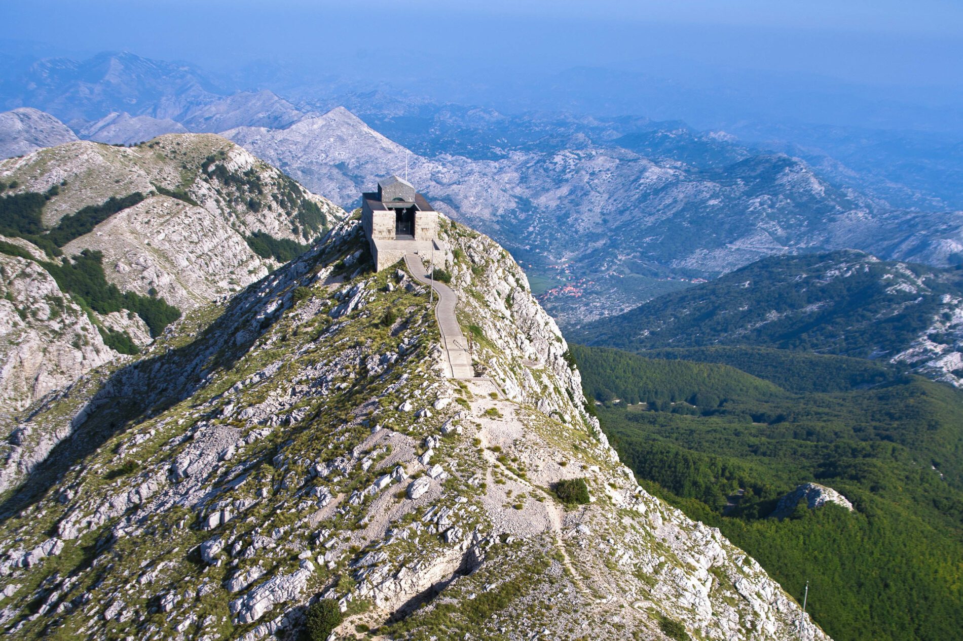 Vue aérienne du mausolée de Njegoš, la destination la plus visitée du parc national de Lovćen ; le lieu de repos final choisi par le célèbre poète-prince Petar II, Monténégro - © ddsign / Shutterstock