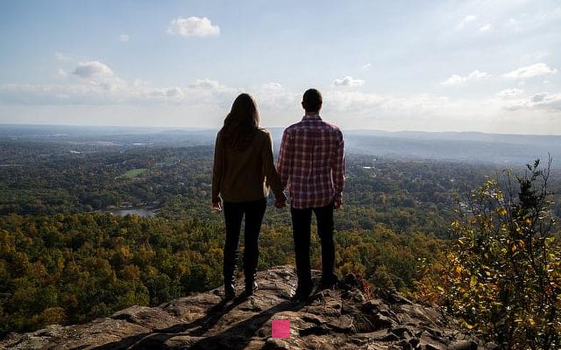 Comment reconstruire un couple après une infidélité : Conseils et étapes essentielles