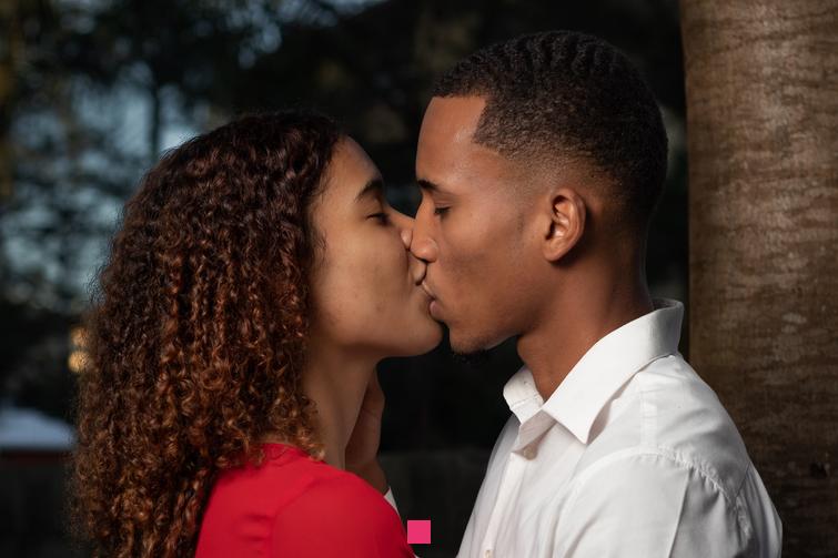 Le guide ultime pour embrasser sa copine : timing parfait et signaux à ne pas manquer !