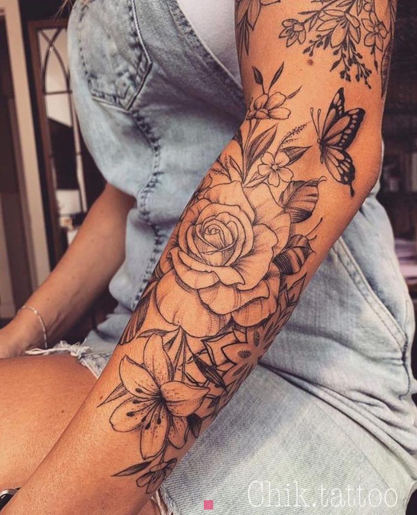 Tatouage de rose pour homme : Inspirations et symbolisme floral sur le bras