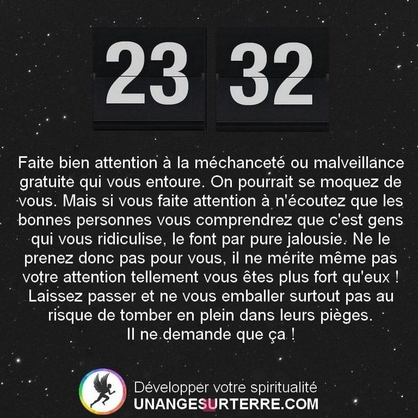 Interprétation profonde de l'heure miroir inversée 23h32 en amour: messages angéliques révélés